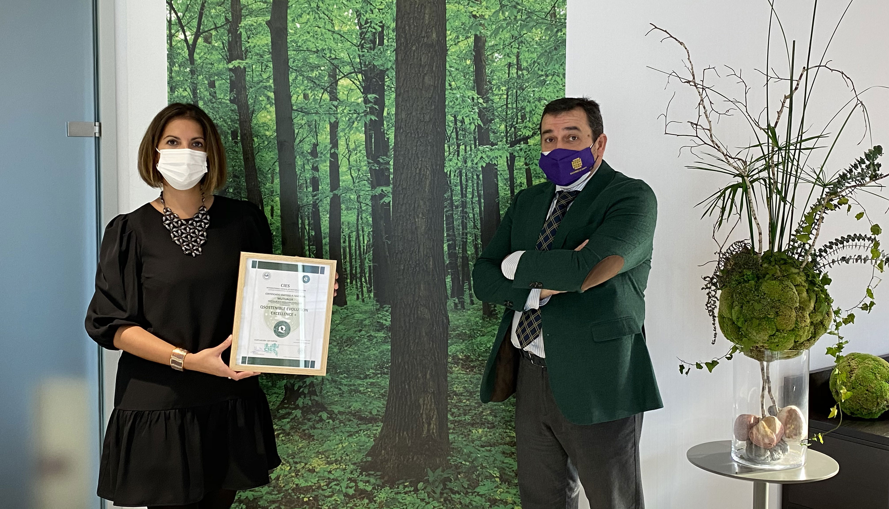 Marta Barredo (Vicepresidenta 2º de Mutualia) y Antonio Montaño (Presidente del Consejo Internacional de Empresa Sostenible, CIES)