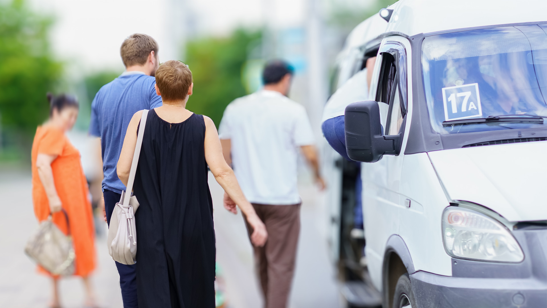 pertsona talde bat minibus batera sartzen