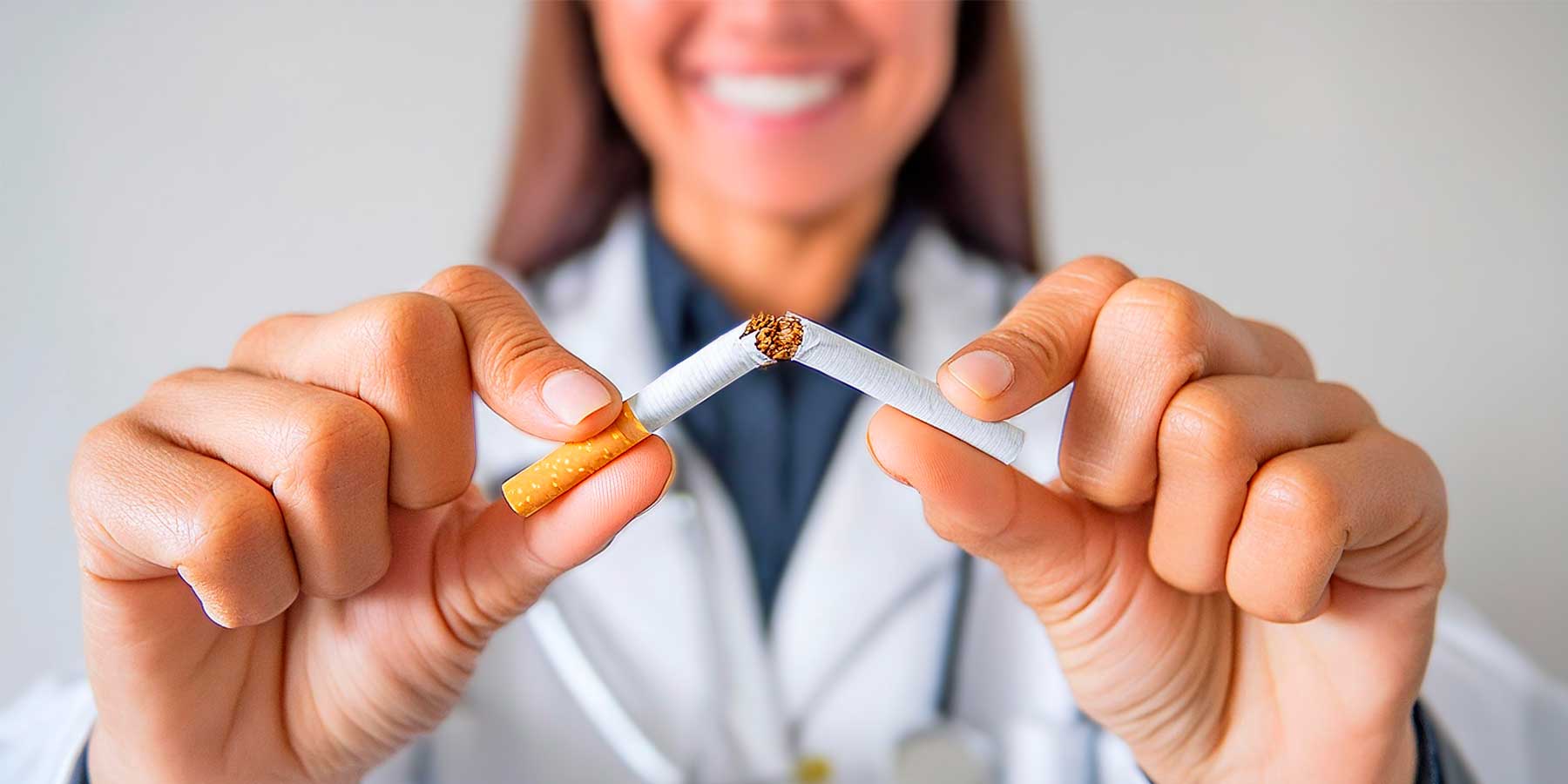 mujer rompiendo cigarro